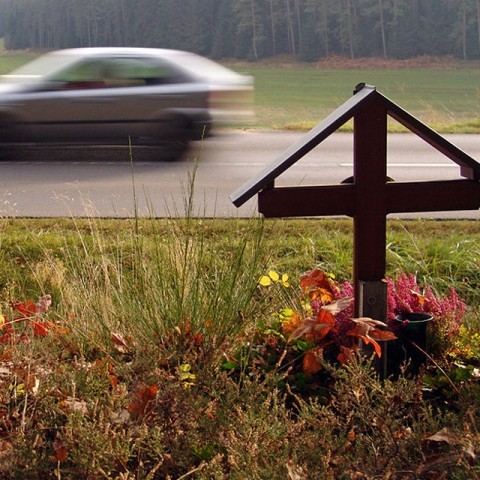 Demontarea crucilor de pe marginea drumurilor: poziția Bisericii