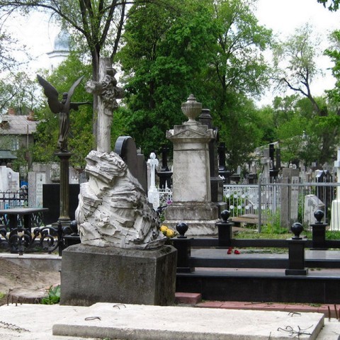 Осквернили надгробие известного актера на Армянском кладбище