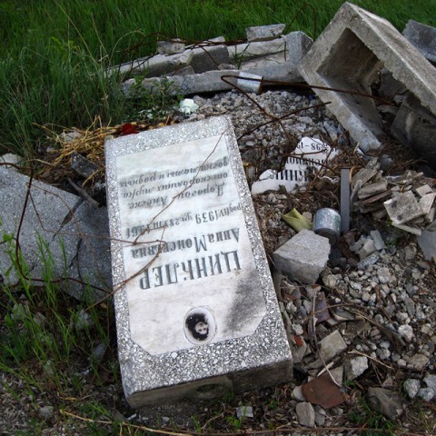 В Кишиневе на кладбище св. Лазаря вандалы разрушили надгробия