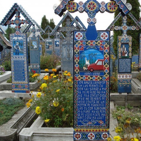 În România există un cimitir unde oamenii nu plâng, dar râd