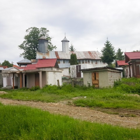 Se întâmplă în România: Morții nu mai sunt îngropați, ci se împut la soare