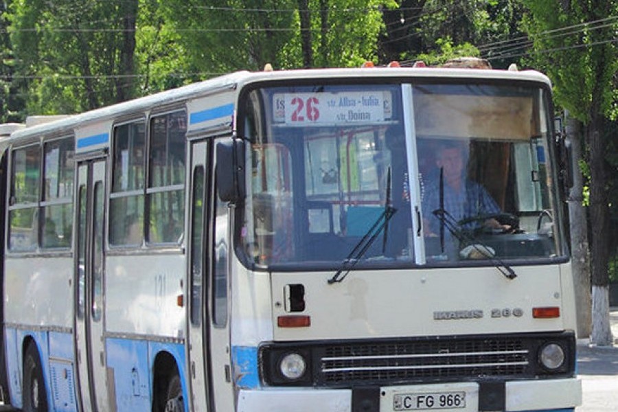 Автобус спутник. Автобусный парк Кишинев. Автобусный парк Румынии. Столичный автобус 924.